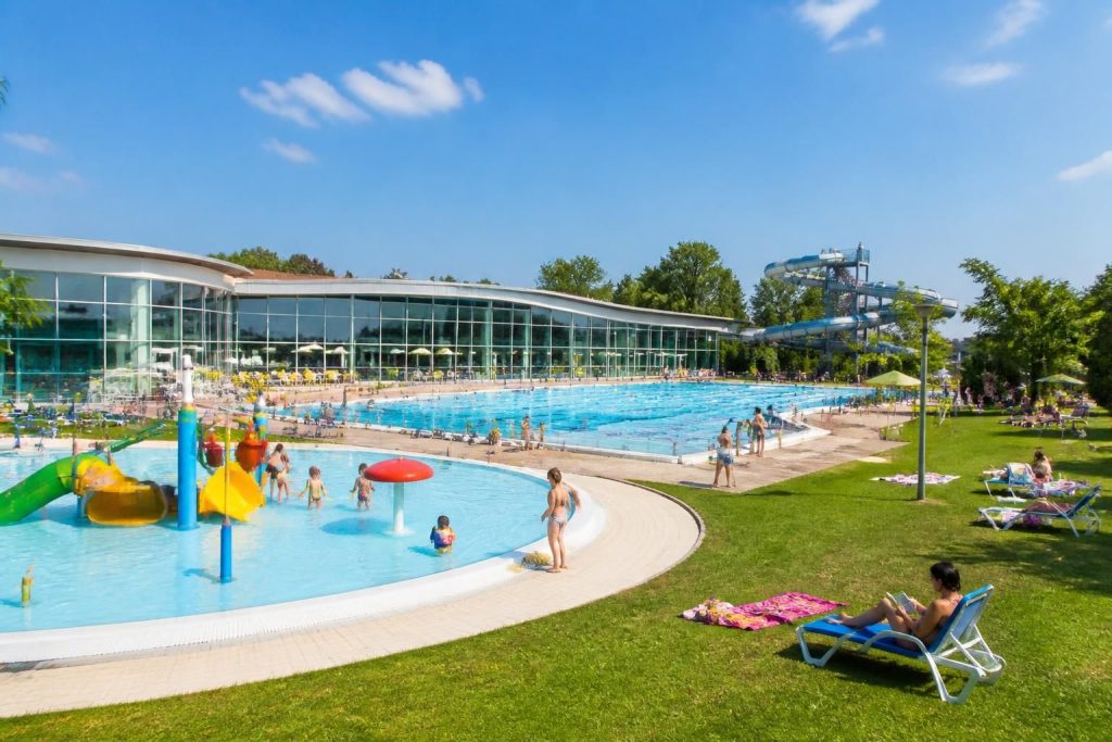 découvrez la piscine de sélestat, un espace de détente et de loisirs incontournable pour toute la famille. profitez d'activités aquatiques, de moments conviviaux et d'une ambiance agréable.