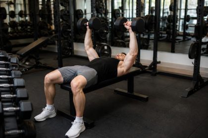 découvrez un guide complet pour débutants sur le développé couché avec haltères, incluant les techniques, conseils et erreurs à éviter pour améliorer votre force en toute sécurité.