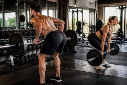 découvrez comment intégrer efficacement les exercices du dos à la barre dans votre routine d'entraînement pour renforcer et sculpter votre dos en toute sécurité.
