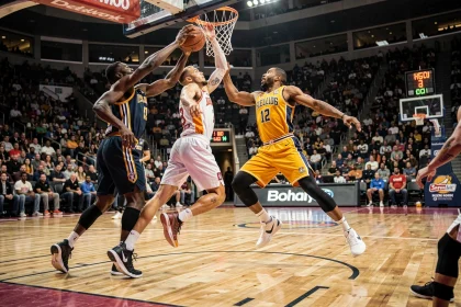 Joueurs de basket en plein match lors d'un duel au rebond sous le panier dans une salle professionnelle