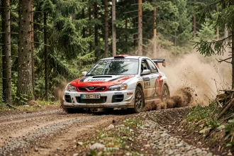 Voiture de rallye en pleine action sur une spéciale forestière avec graviers projetés